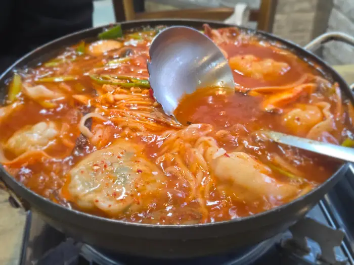 만두전골 국물 모습