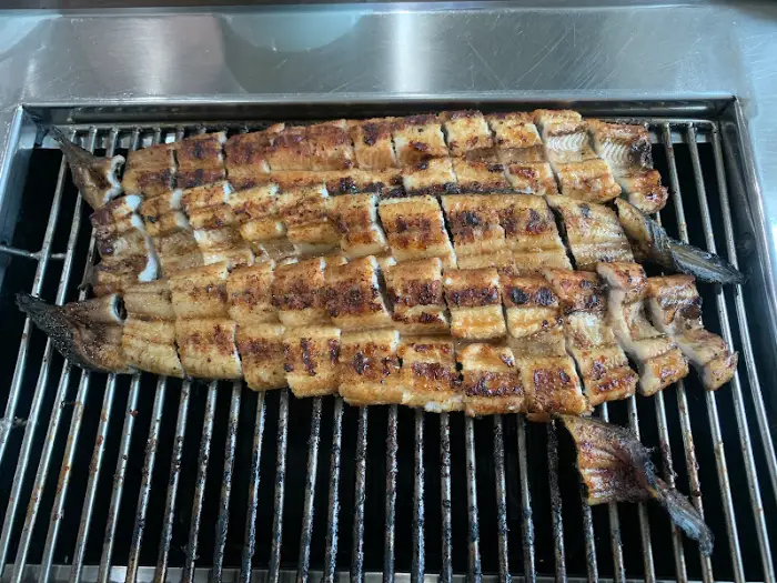 그릴 위에 통째로 놓여 노릇하게 구워지고 있는 장어