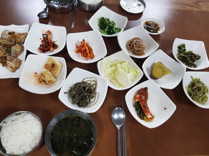 손메밀집 백반 상차림