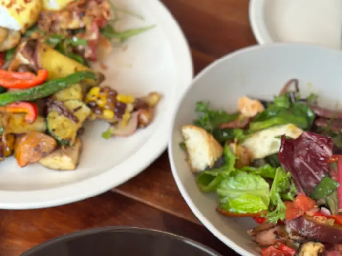 접시에 담긴 다양한 구운 채소와 샐러드