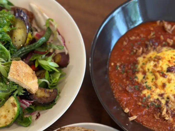 토마토 베이스 요리와 샐러드