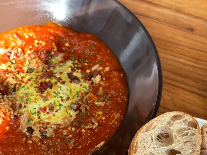 계란이 익혀진 토마토 베이스 요리