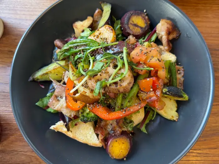 다양한 채소와 빵 조각이 곁들여진 샐러드