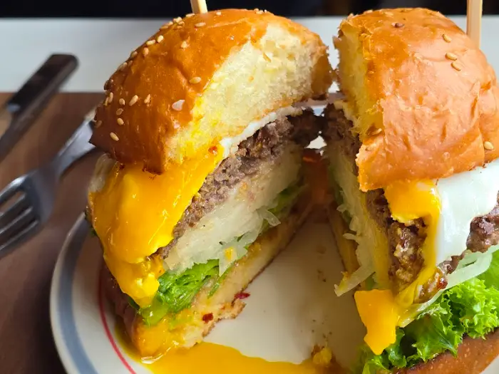 흘러내리는 치즈의 버거