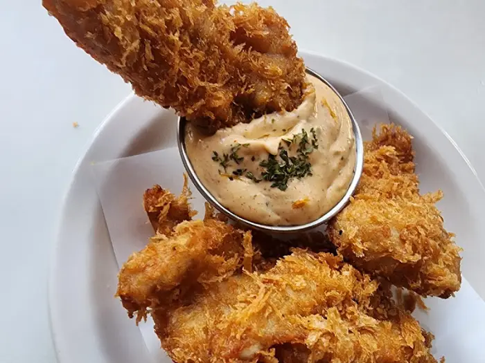 바삭한 치킨 텐더와 소스