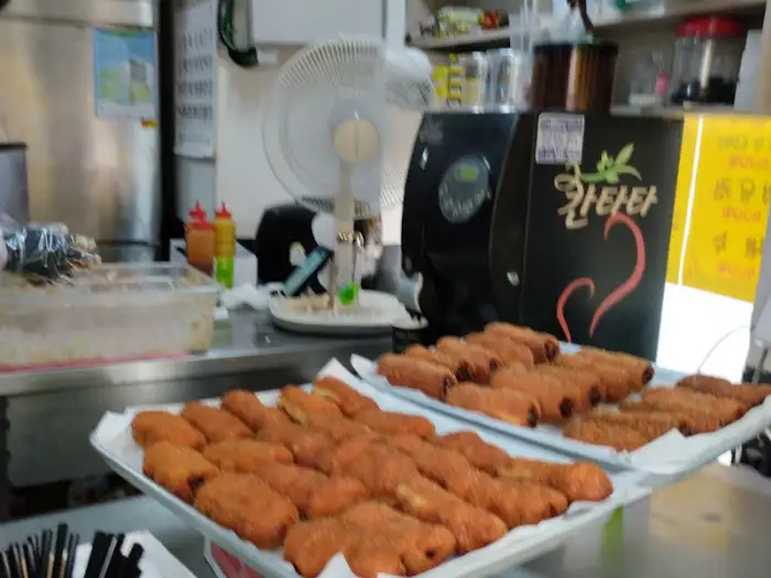 진열된 튀김빵들