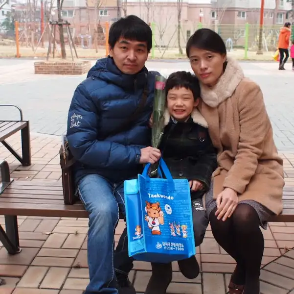 공원에 앉아 있는 가족 사진