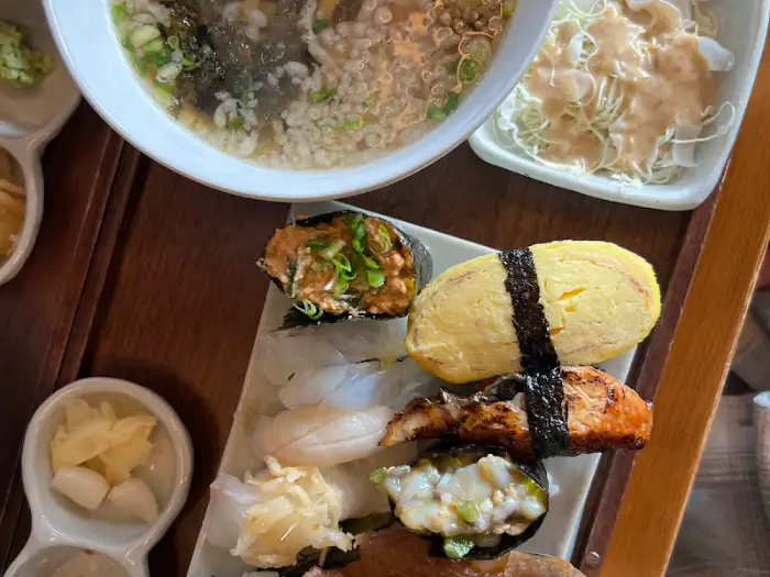 초밥 몇 점과 우동