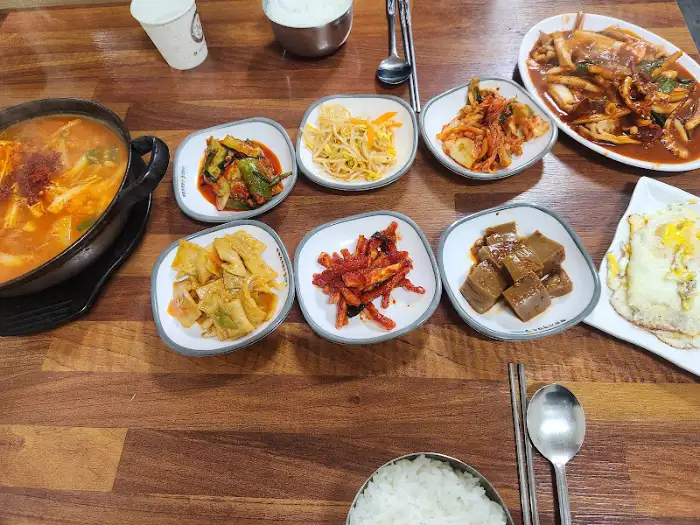 다양한 밑반찬과 메인 메뉴가 차려진 상차림