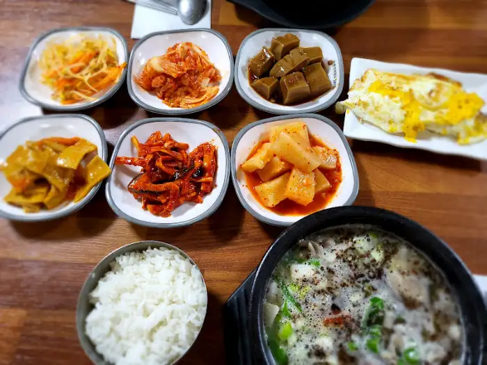 순대국과 함께 나온 다양한 밑반찬