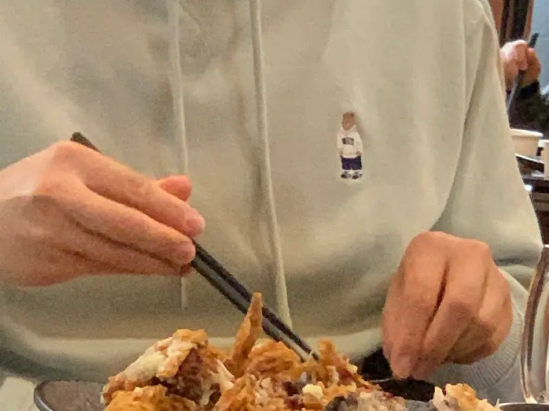 마늘통닭 먹는 모습