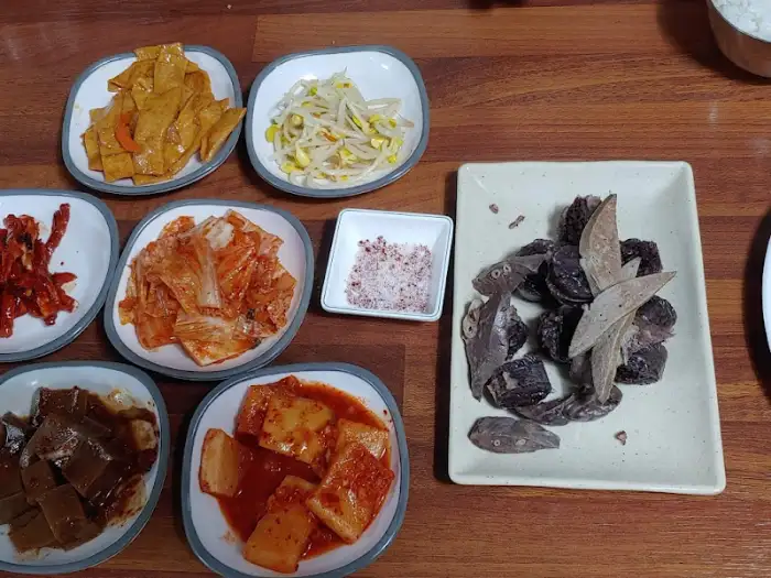 다양한 반찬과 함께 나온 순대