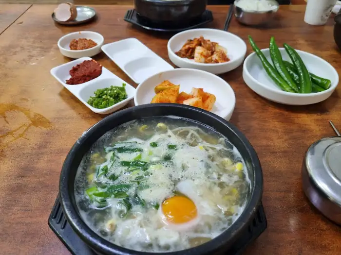 선지해장국과 콩나물해장국, 그리고 반찬들