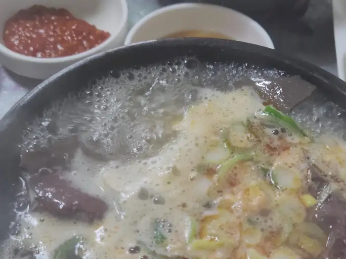 끓고 있는 해장국 클로즈업 모습