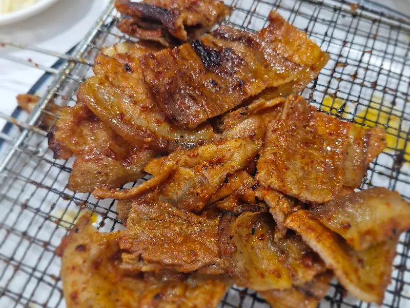 숯불 향이 가득한 돼지 양념구이