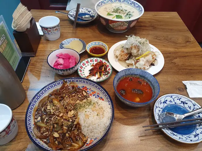 테이블에 차려진 다양한 음식들