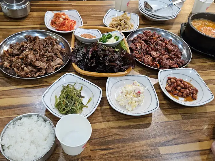식탁 전체를 가득 채운 풍성한 한 상 차림