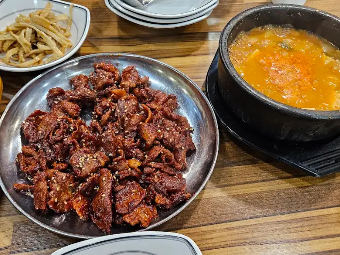 큼직한 뚝배기에 담긴 된장찌개