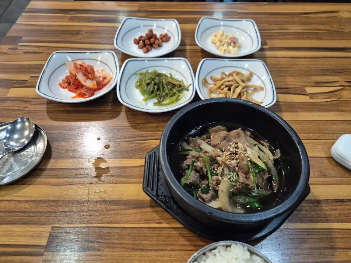 된장찌개와 함께 나온 밥과 반찬들