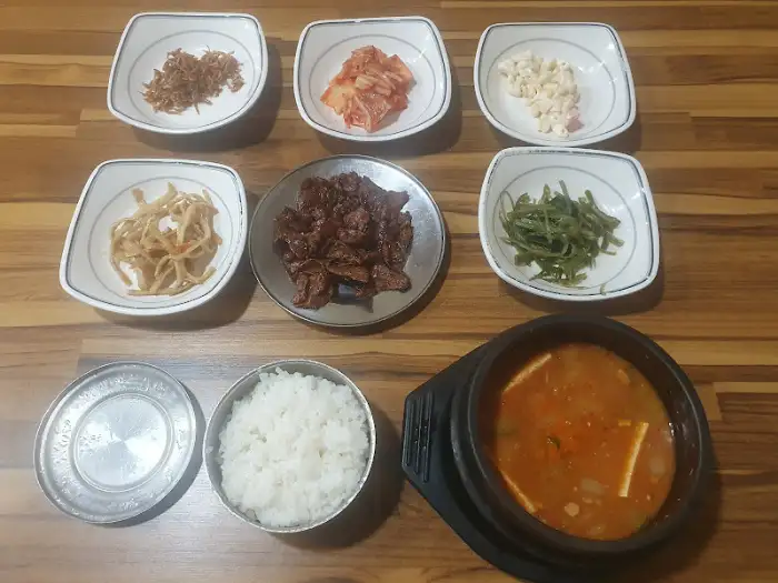 밥과 찌개가 메인인 구성