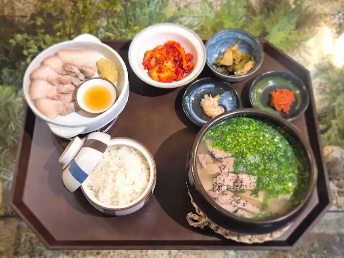 국밥, 수육, 밥, 반찬 전체샷
