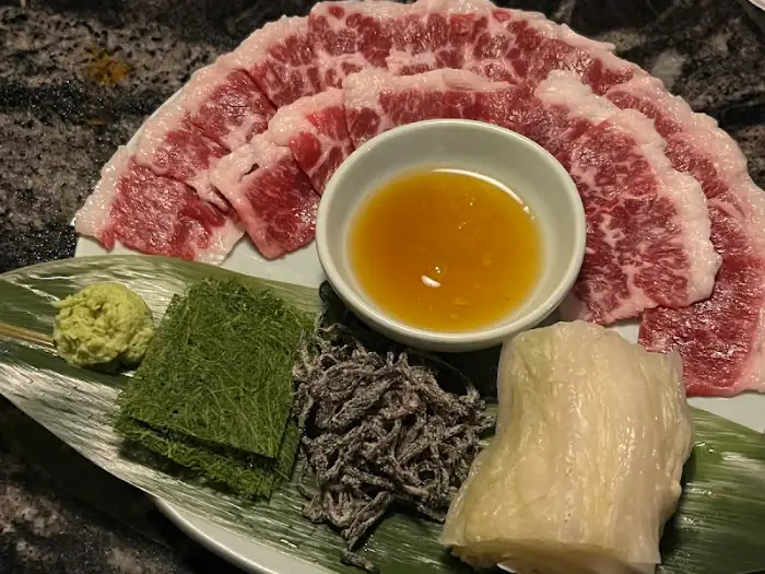 정갈하게 담겨 나온 한우 차돌 육사시미
