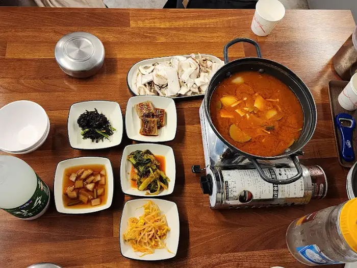 테이블 위에 차려진 다양한 밑반찬과 된장찌개