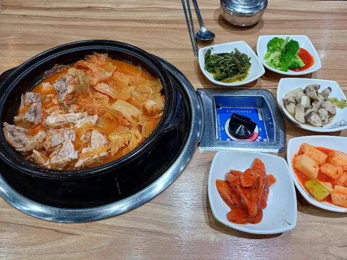 푸짐한 돼지김치찜 한 상 차림