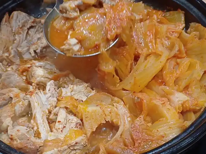 김치찜 속 부드러운 돼지고기와 김치