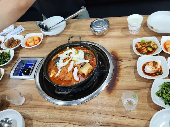 식탁에 차려진 여러 반찬과 김치찜