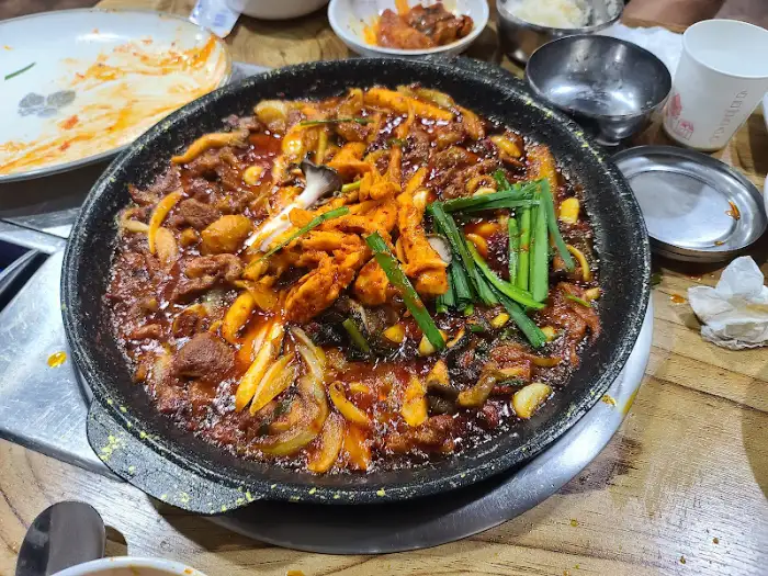 맛있게 조리된 더덕 오리 주물럭