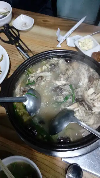 뜨끈하게 끓고 있는 닭백숙