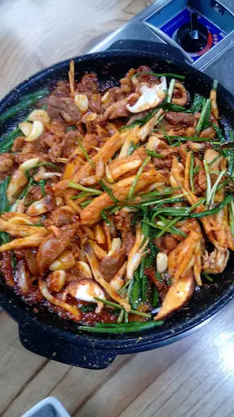 매콤한 양념으로 조리된 오리 주물럭의 클로즈업