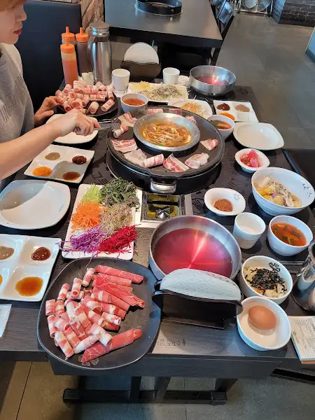 테이블 세팅 및 샤브샤브 재료
