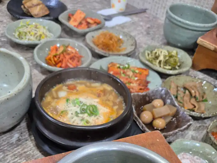 뚝배기에 담겨 나온 찌개와 여러 가지 밑반찬