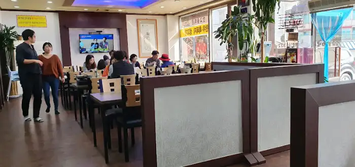 식사 중인 손님들