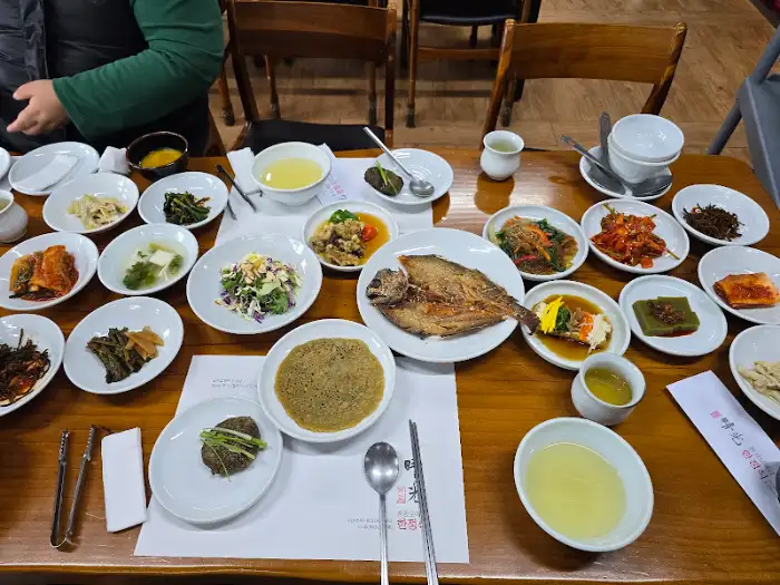 테이블에 놓인 다양한 음식들