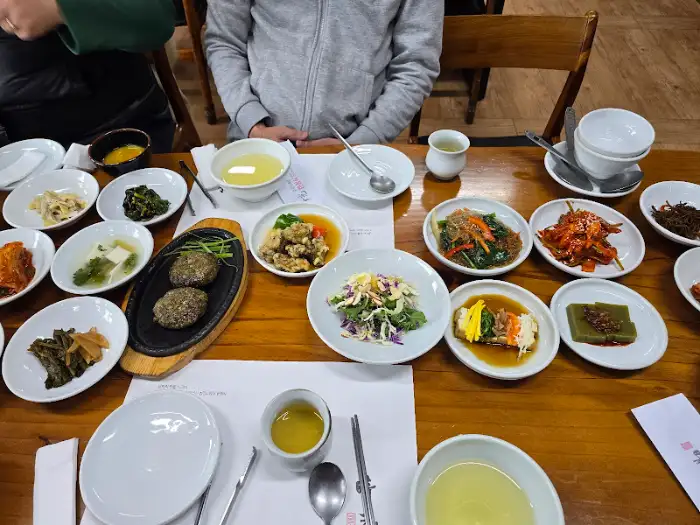 다양한 반찬과 밥이 차려진 모습