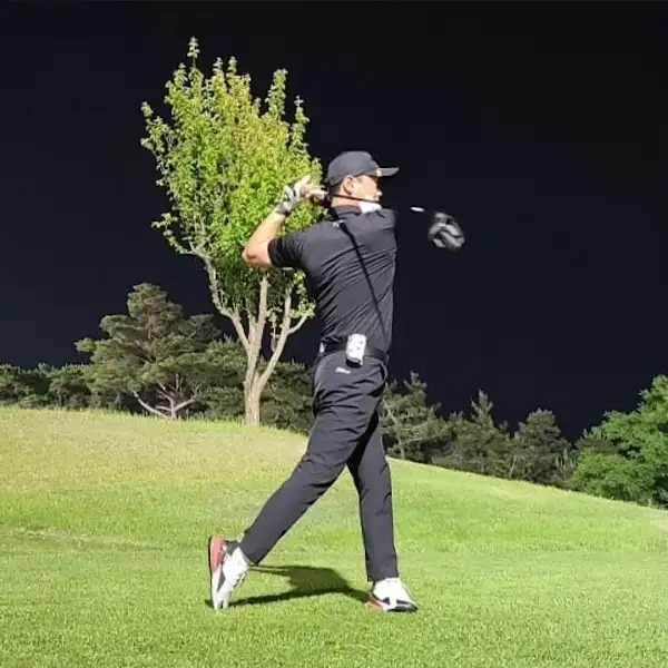 골프치는 모습
