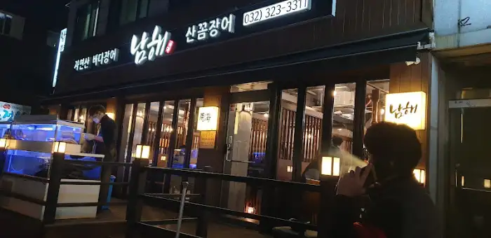 저녁의 식당 전경