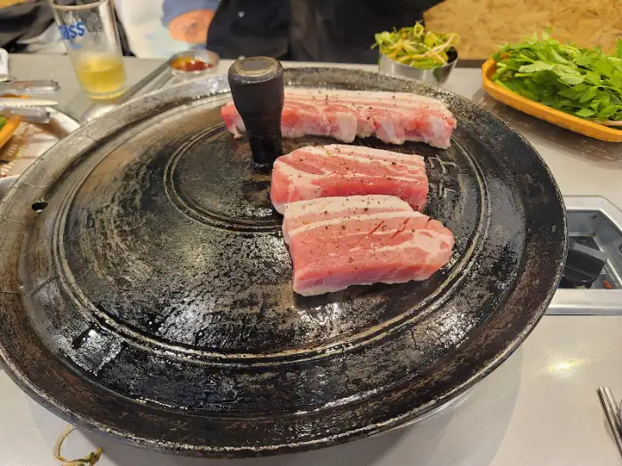 불판에 구워지는 삼겹살