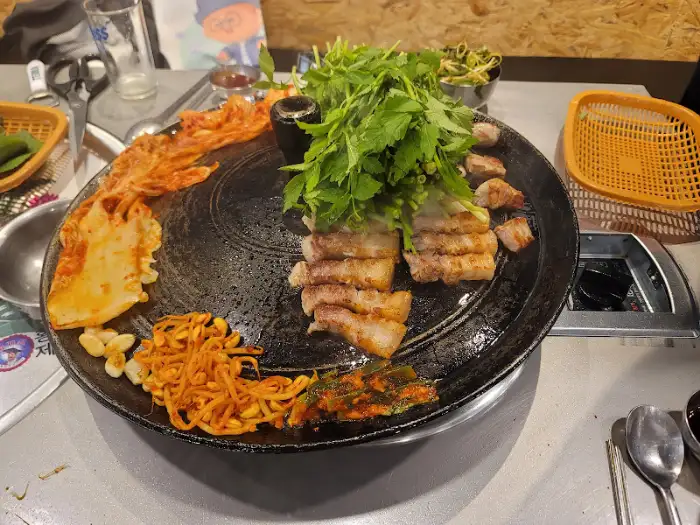 고기와 다양한 쌈 채소