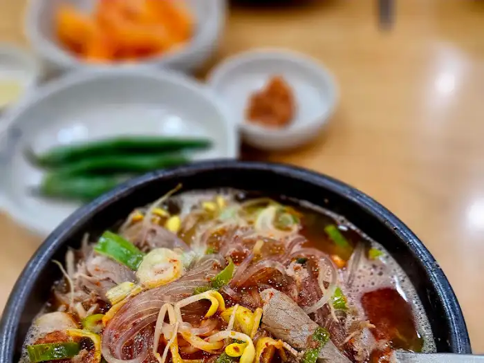 해장국 안의 풍성한 내용물