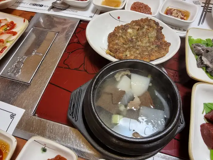 불판 위에서 끓고 있는 찌개
