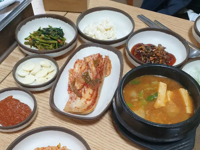 다양한 밑반찬 세팅