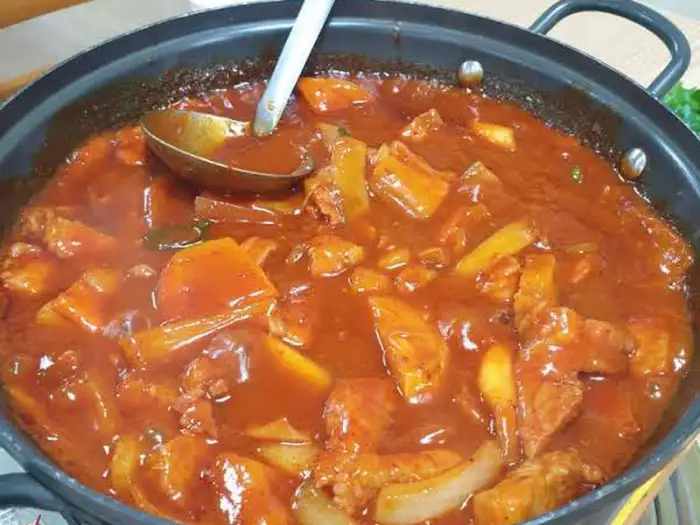 제육볶음 속 돼지고기 조각