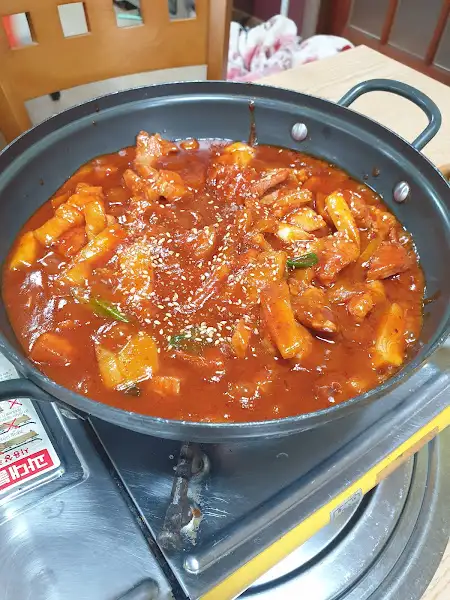 가스레인지 위에 올려진 제육볶음