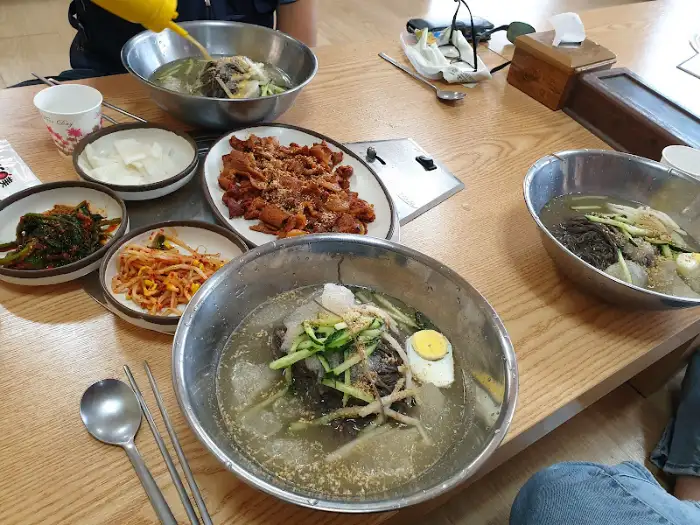 테이블에 놓인 여러 음식들