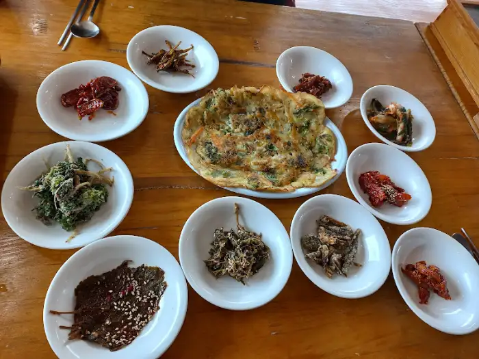 테이블에 가득한 다양한 밑반찬