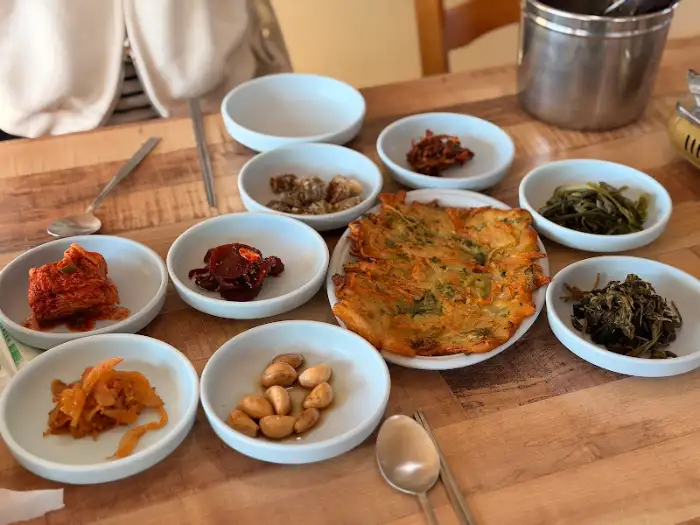 다양한 밑반찬이 담긴 접시들